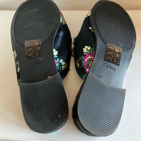 Brocade buckle flat mule shoe - Picture 2 of 9